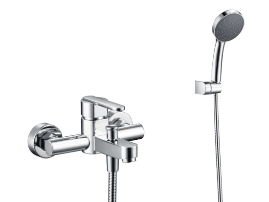 Robinet de baignoire avec douche à main. Le robinet est composé d'un corps principal en métal chromé, offrant un aspect élégant et moderne. GARANTIE 5 ANS, LIVRAISON OFFERTE 5 à 6 Jours