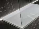 Receveur de douche caniveau avec l'évacuation dans la largeur, L. 100 à 240 cm x l. 70 à 100 cm, Résine Solid-Surface anti glissant PN22, finition lisse blanc mate, LIVRAISON OFFERTE
