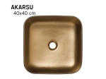 Vasque AKARSU 40 cm en céramique bordeaux extérieur et or mat intérieur. Lavabo design carré à poser avec finition haut de gamme. Livraison gratuite.