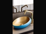 Vasque SILIVRI 48 cm en céramique bleu extérieur et or mat intérieur. Lavabo rond design à poser avec finition haut de gamme. Garantie 10 ans. Livraison gratuite.