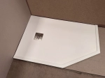 Receveur de douche pentagonal avec seuil anti-débordement sur l'extérieur – DEMI FRAME