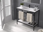 Meuble vasque avec une structure en métal noir lui conférant un style industriel. Le plan vasque blanc apporte une touche contemporaine. Ce meuble de salle de bain est à la fois pratique et esthétique, et s'intègre dans tous les types d'intérieurs.