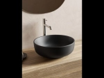 Vasque PELEKAS ronde 38,5 cm en céramique noir mat. Design moderne avec parois fines UP-SLIM. À poser, sans trop-plein. Garantie 10 ans. Livraison gratuite.
