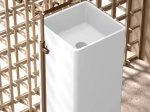 Lavabo totem design de forme rectangulaire. Il est conçu en une seule pièce avec des bords droits et des lignes épurées, finition blanche et lisse, Matière Résine Solid Surface, Taille 40 x 40 x 90 cm - LIVRAISON OFFERTE