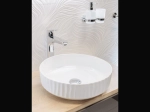 Vasque SELLASIA ronde 40 cm en céramique blanc brillant. Texture décorative design, à poser, sans trop-plein. Entretien facile UP-CLEAN. Garantie 10 ans.