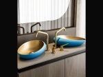 Vasque SILIVRI 48 cm en céramique bleu extérieur et or mat intérieur. Lavabo rond design à poser avec finition haut de gamme. Garantie 10 ans. Livraison gratuite.
