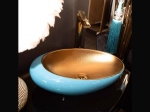 Vasque SILIVRI 48 cm en céramique bleu extérieur et or mat intérieur. Lavabo rond design à poser avec finition haut de gamme. Garantie 10 ans. Livraison gratuite.