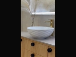 Vasque NEMEE 42 cm ronde en céramique blanc brillant. Design à poser avec texture décorative. Sans trop-plein ni trou robinetterie. Garantie 10 ans.