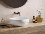 Vasque NEMEE 42 cm ronde en céramique blanc brillant. Design à poser avec texture décorative. Sans trop-plein ni trou robinetterie. Garantie 10 ans.